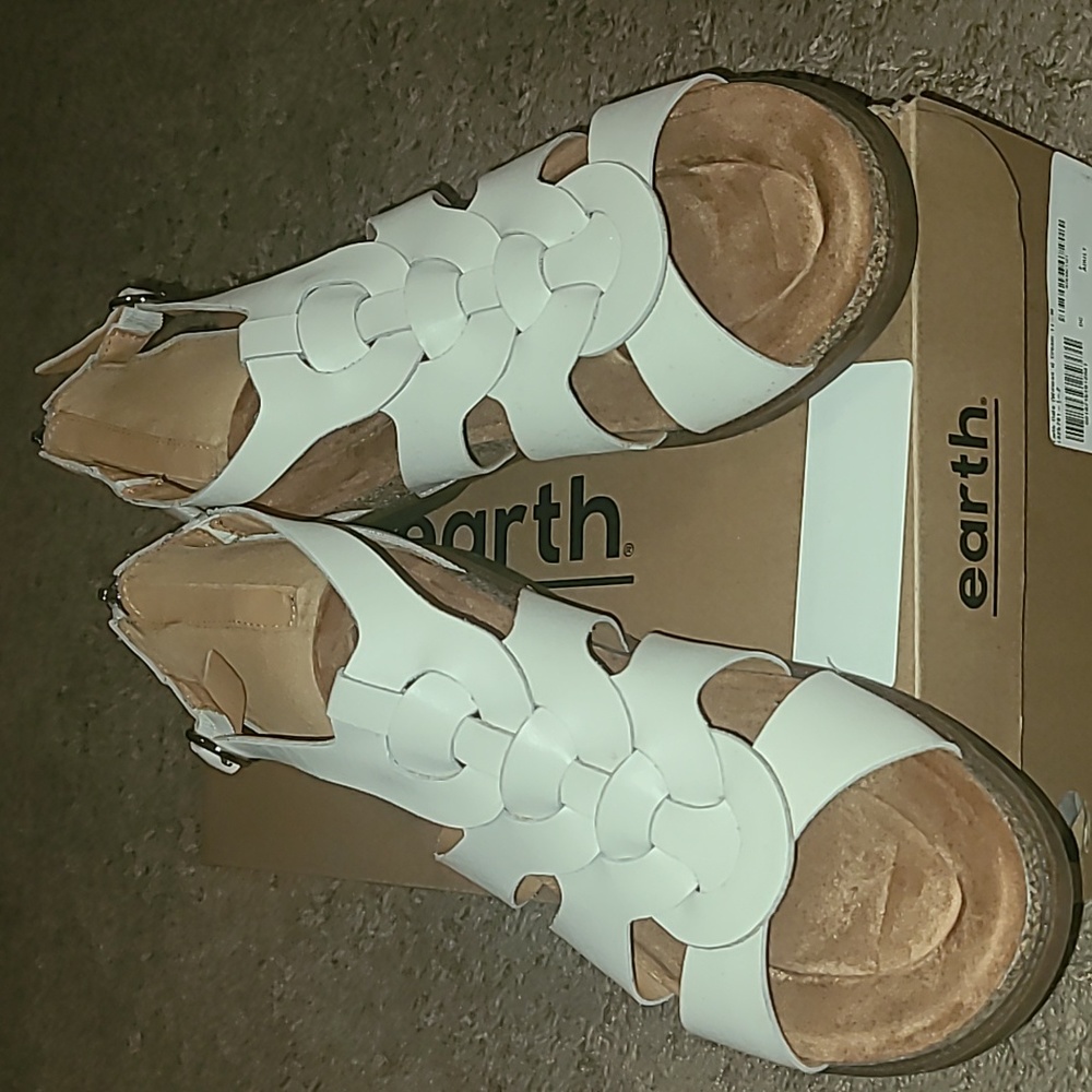 Earth, size 11,cream colored sandals.